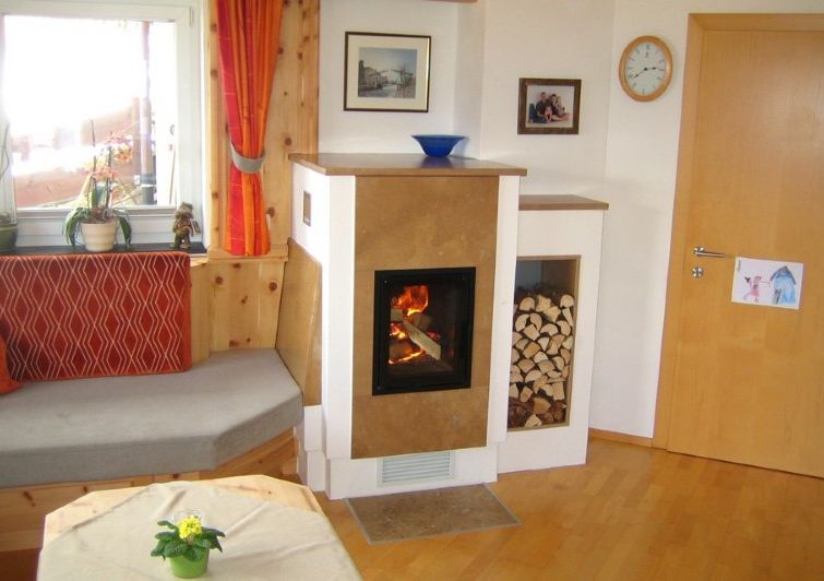 Kamin mit Fliesen